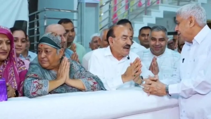 कांग्रेस के दिग्गज नेता कौल सिंह ठाकुर ने लिया राजनीति से संन्यास, रामपाल से की मुलाकात