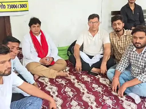 मुजफ्फरनगर में सपा नेत्री डॉ. मोनिका सिंह अनिश्चितकालीन भूख हड़ताल पर बैठीं