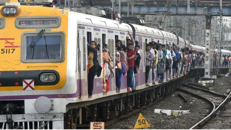 मुंबई लोकल में सीट को लेकर विवाद, मारपीट में तीन यात्री घायल