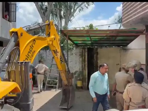 मुजफ्फरनगर में अतिक्रमण हटाने पहुंची टीम का विरोध, हंगामे में महिला पुलिसकर्मी घायल