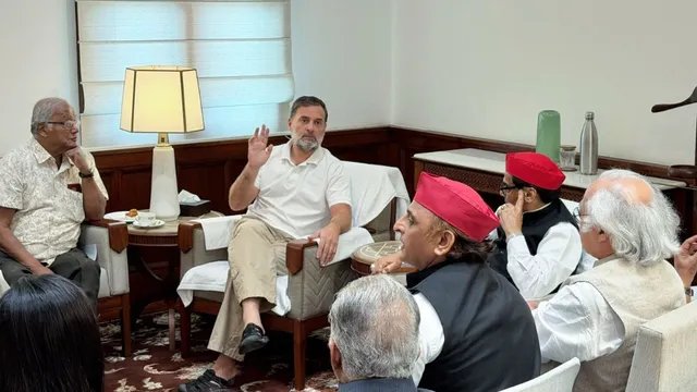 NEET पेपर लीक विवाद पर इंडी गठबंधन की बैठक, राहुल गांधी के आवास पर जुटे विपक्षी नेता