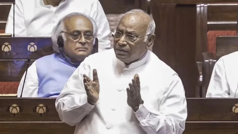 पेपर लीक मुद्दे पर खरगे का सरकार पर हमला, बोले- चर्चा चाहते तो पहले ही अनुमति देते