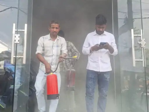 मुजफ्फरनगर में इलेक्ट्रिक ऑटो शोरूम में लगी आग, कर्मचारियों की सूझबूझ से टला बड़ा हादसा