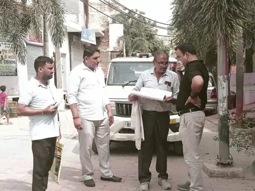 मुजफ्फरनगर: तालाब की भूमि पर निर्माण की शिकायत, जांच पूरी होने तक प्रशासन ने लगाई रोक
