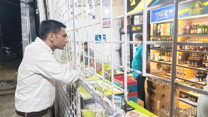 सहारनपुर में हाईवोल्टेज ड्रामा: शराब न मिलने से नाराज लाइनमैनों ने ठेके की बिजली काटी