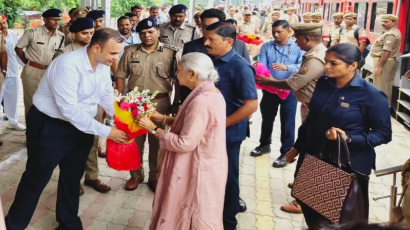 राज्यपाल आनंदीबेन पटेल जिस ट्रेन में थीं, वाराणसी में उसी का इंजन हुआ फेल; घंटों प्रभावित रहा सफर