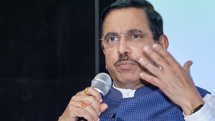 पूरी ईमानदारी से निभाऊंगा जिम्मेदारी: शिक्षा मंत्रालय की कमान मिलने पर बोले प्रह्लाद जोशी