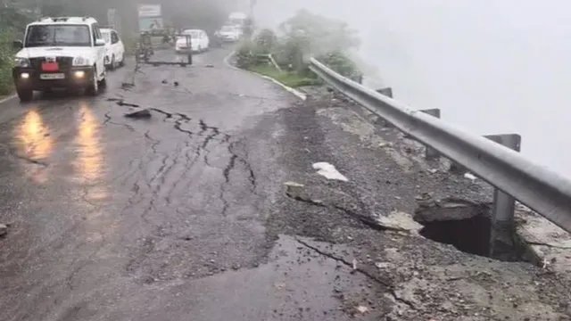 भारी बारिश से मसूरी-देहरादून मार्ग प्रभावित, सड़क में आईं दरारें; लगा लंबा जाम
