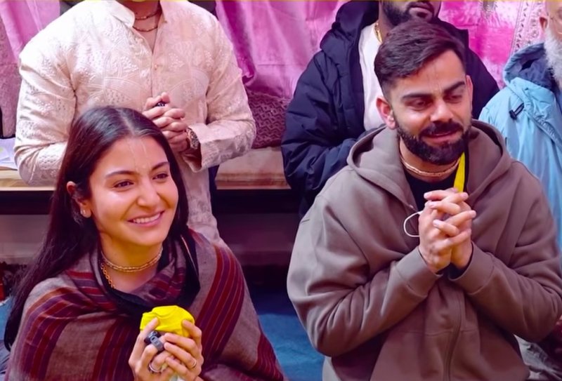 विराट कोहली और अनुष्का शर्मा पहुंचे वृंदावन, प्रेमानंद महाराज से लिया आशीर्वाद