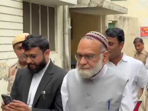 19 साल पुराने आचार संहिता मामले में शाही इमाम अहमद बुखारी कोर्ट में पेश, मिली जमानत