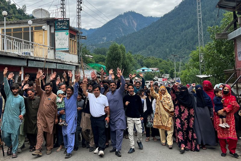 PoK में बढ़ा तनाव, इंटरनेट बंद कर लगाए गए प्रतिबंध; प्रदर्शनकारियों पर कार्रवाई के आरोप