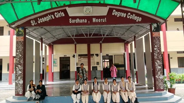 भीषण गर्मी में मेरठ कॉलेज की छात्राओं का हाल बेहाल, लो वोल्टेज से बिगड़ी तबीयत