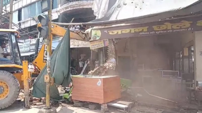 मेरठ: जगन छोले-भटूरे की दुकान पर नगर निगम की कार्रवाई, अवैध हिस्से पर चला बुलडोजर