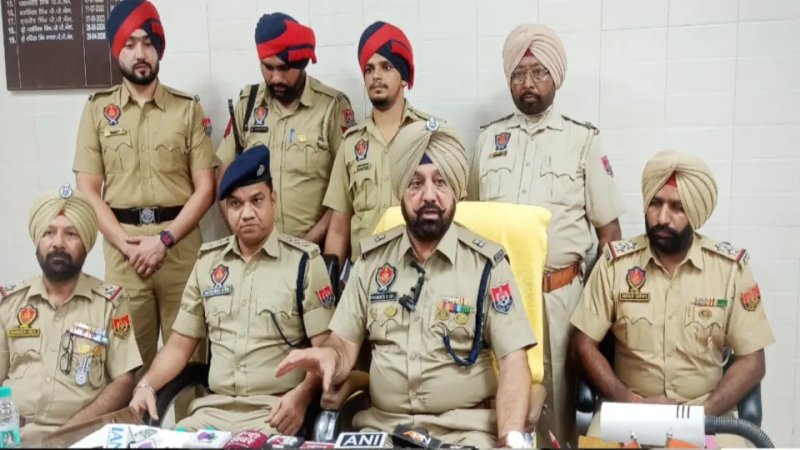 विदेश में बैठे गैंगस्टर के इशारे पर कैफे मालिक से मांगी रंगदारी, छह गुर्गे गिरफ्तार