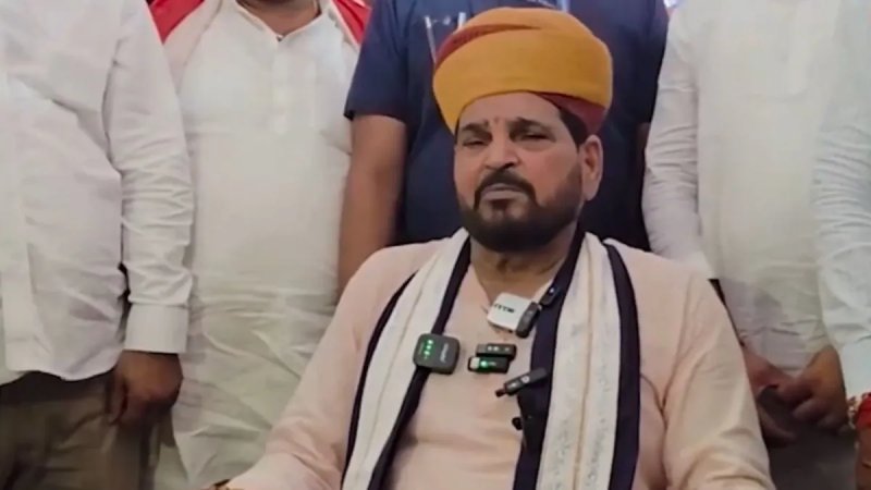 हनुमानगढ़ी में नमाज के दावे पर बृजभूषण सिंह का बयान, बोले- यह बात पूरी तरह गलत
