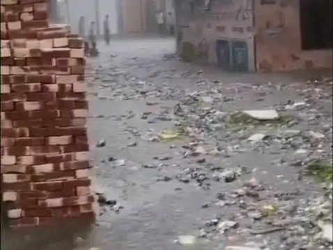 छपार में जलभराव का वीडियो वायरल, सड़क और नाले में फर्क करना हुआ मुश्किल