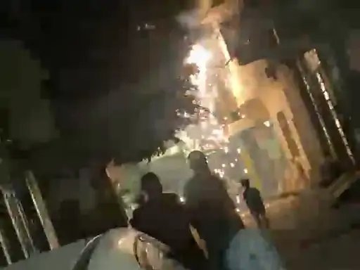 मुजफ्फरनगर में बिजली के खंभे पर भीषण स्पार्किंग, दहशत में घरों से बाहर निकले लोग