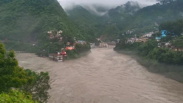 उत्तराखंड में बारिश का कहर, अलकनंदा और मंदाकिनी नदी चेतावनी स्तर से ऊपर