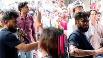 CJP फाउंडर अभिजीत दीपके पर महिला ने फेंकी स्याही, थप्पड़ मारने की कोशिश; जंतर-मंतर पर हंगामा