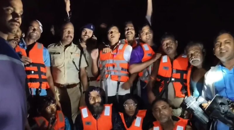 सेल्फी लेने गए 4 दोस्त नदी के टापू पर फंसे, 11 घंटे के रेस्क्यू के बाद SDRF ने बचाया