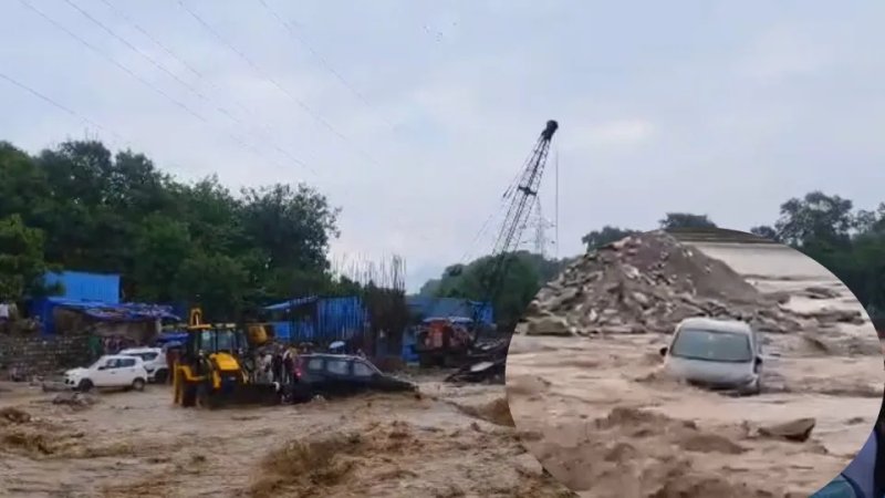 हरिद्वार में सूखी नदी में आया तेज बहाव, तीन कारें बहीं; जेसीबी से निकाले गए वाहन