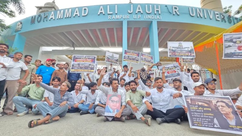 जौहर यूनिवर्सिटी के 38 भवनों पर बुलडोजर के आदेश के विरोध में छात्र धरने पर