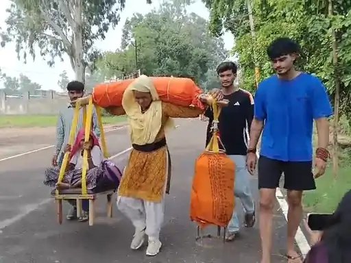 हरिद्वार से 90 वर्षीय सास को कांवड़ में बैठाकर दिल्ली ला रहीं काजल चौधरी, 71 किलो गंगाजल भी साथ