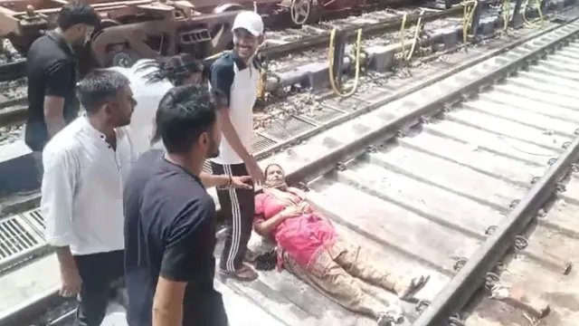 आगरा: DSM से कथित मारपीट पर बवाल, परिवार और रेलवे कर्मचारी ट्रैक पर उतरे