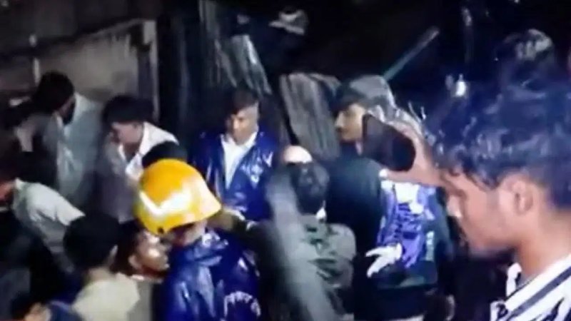 मुंबई के मानखुर्द में बड़ा हादसा, तीन मंजिला इमारत गिरी; 4-5 लोग मलबे में फंसे