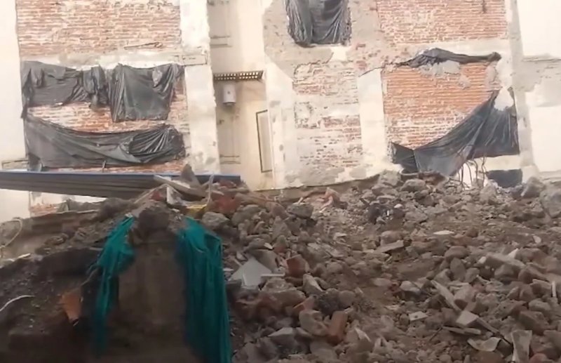 दिल्ली के जसोला विहार में हादसा, जर्जर दीवार गिरने से मजदूर की मौत; ठेकेदार गिरफ्तार
