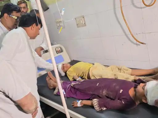 मंत्री कपिलदेव अग्रवाल पहुंचे जिला अस्पताल, हबीबपुर हादसे में घायल बच्चियों का जाना हाल