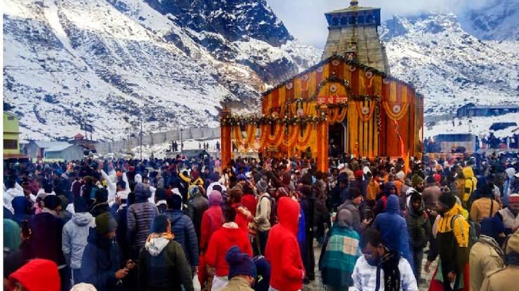 केदारनाथ-बदरीनाथ धाम में कोहरा, बारिश से बढ़ी ठंड, खराब मौसम के बीच भी जारी है यात्रा