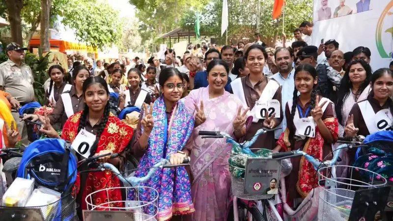दिल्ली में विद्या वाहिनी योजना की शुरुआत, CM रेखा गुप्ता ने 3 हजार से ज्यादा छात्राओं को बांटी साइकिलें