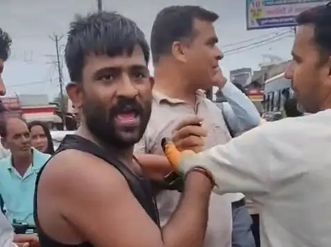 मुजफ्फरनगर: कांवड़ छूने पर फौजी और कांवड़िए में विवाद, पुलिस ने कराया समझौता