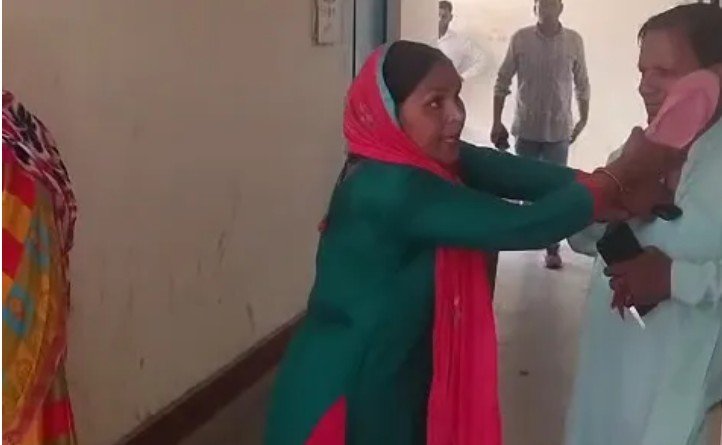 मुजफ्फरनगर तहसील में हंगामा: जमीन विवाद में महिला ने पूर्व प्रधान को चप्पल से पीटा