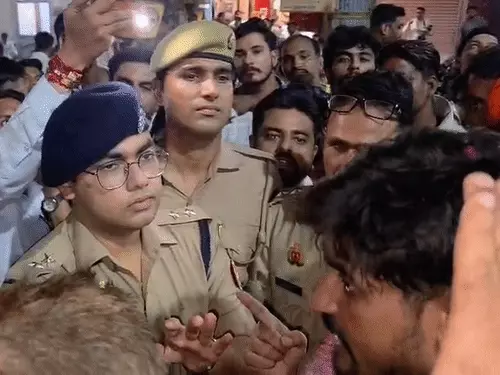 ‘5 मिनट में वर्दी उतरवा दूंगा’... मुजफ्फरनगर में कांवड़िए ने इंस्पेक्टर को दी धमकी, वीडियो वायरल