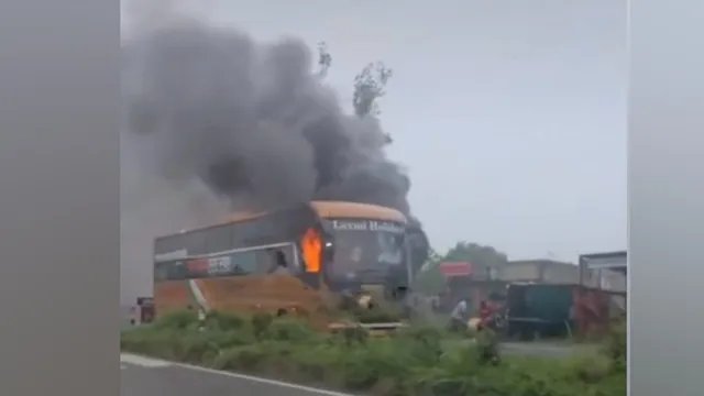 पठानकोट-जालंधर हाईवे पर बड़ा हादसा, अनियंत्रित बस ने चार लोगों को कुचला; ग्रामीणों ने फूंकी बस