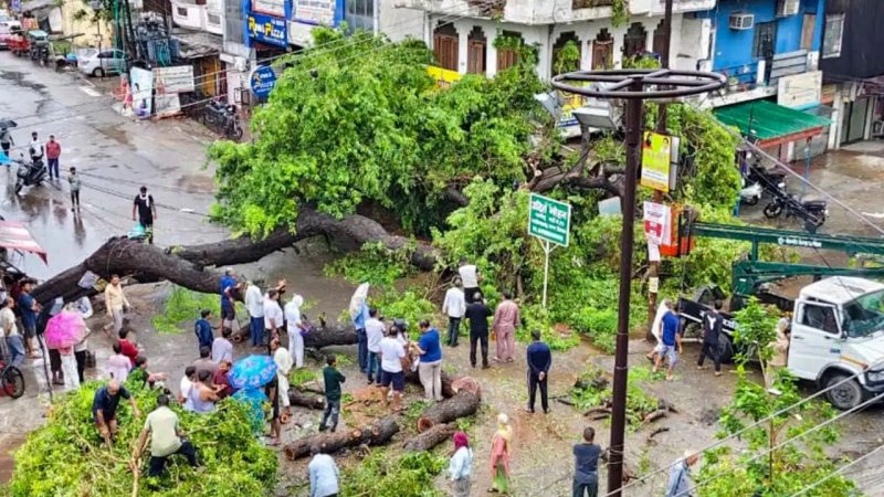 यूपी में मानसून का कहर, कई जिलों में भारी बारिश का अलर्ट; तापमान में गिरावट