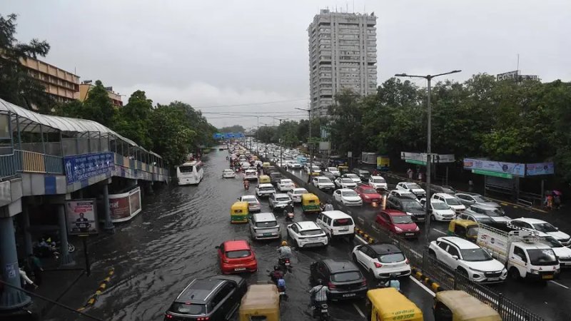 दिल्ली में बारिश बनी आफत, ITO से धौला कुआं तक जाम; दो दिन भारी बारिश का अलर्ट