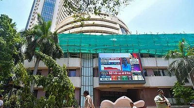 वैश्विक दबाव में भारतीय बाजार, निफ्टी 24,052 पर बंद; रुपया भी कमजोर