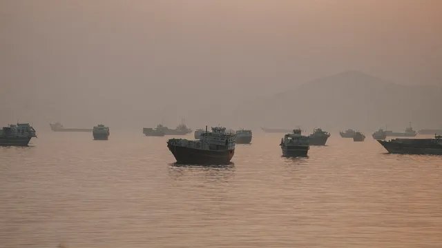होर्मुज स्ट्रेट में फिर बढ़ा तनाव, दो जहाजों पर मिसाइल हमले का दावा; अमेरिका ने ईरान पर लगाया आरोप