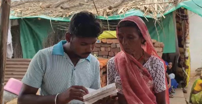 पेंशन लेने पहुंचे बुजुर्ग के खाते में दिखे 7.40 अरब रुपये, बैंक अधिकारियों के उड़े होश