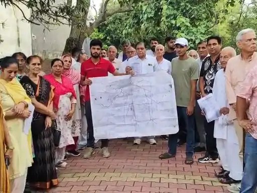 मुजफ्फरनगर: बंद मार्ग को खोलने की मांग, कंपनी बाग पहुंचकर लोगों ने किया प्रदर्शन