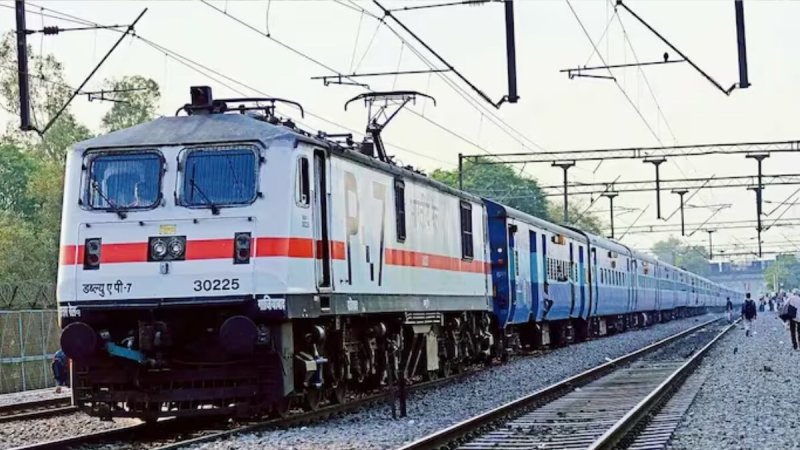ट्रेनों में सीटों की सौदेबाजी पर नाराज कलकत्ता HC, कहा- सब्जियों की तरह बिक रही बर्थ