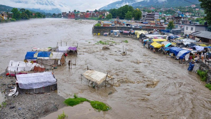 देशभर में बारिश का कहर, हिमाचल में बादल फटा; असम-गुजरात में बाढ़ से हालात गंभीर