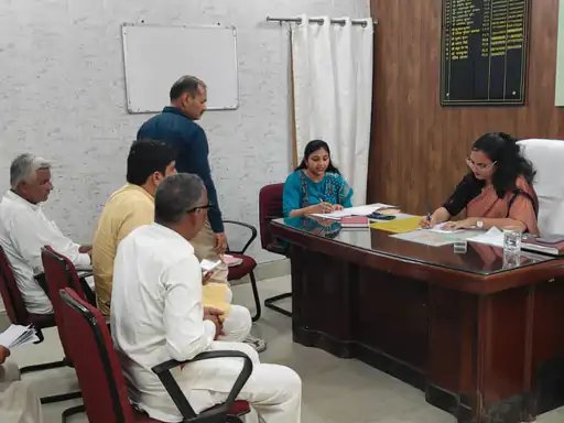 जानसठ में एसडीएम रश्मि लाम्बा ने की जनसुनवाई, अधिकारियों को दिए त्वरित निस्तारण के निर्देश