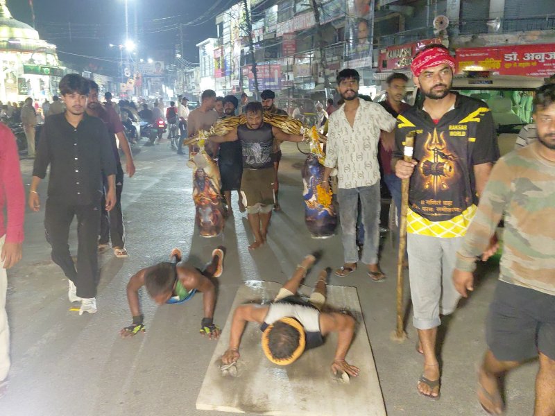 दंडवत यात्रा, सपाटे और 101 लीटर गंगाजल... मुजफ्फरनगर में तीन दोस्तों की कांवड़ ने खींचा सबका ध्यान