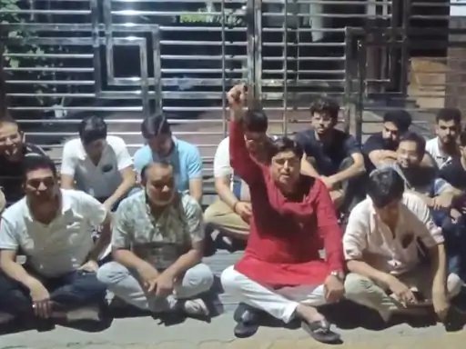 मुजफ्फरनगर: डॉ. संजीव बालियान के आवास के बाहर हंगामा, मारपीट के आरोप पर धरने पर बैठे लोग