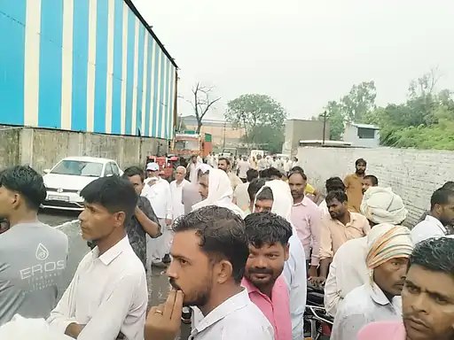 मुजफ्फरनगर: पेपर मिल कर्मचारी की मौत से गुस्सा, परिजनों ने भोपा रोड पर लगाया जाम