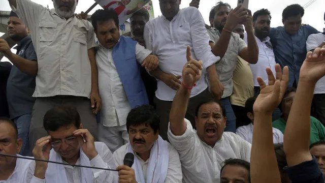 देहरादून में यूटीयू पेपर लीक मामले पर कांग्रेस का प्रदर्शन, 70 नेता-कार्यकर्ता हिरासत में